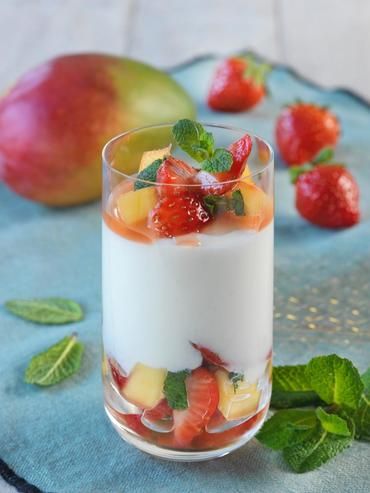 Mousse de fromage blanc, fraises et mangue Mousse de fromage blanc, fraises et mangue