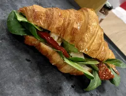 521-biocoop-arelate-arles-magasin-bio-traiteur-croissant-viennoiserie.webp